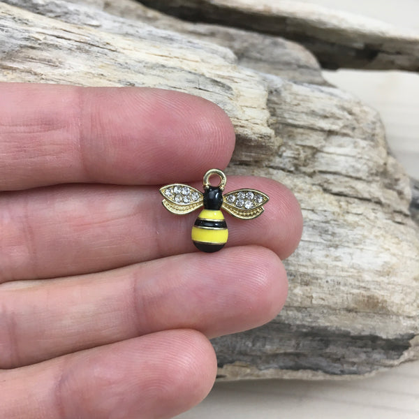 Breloque abeille qui sera ajoutée à votre bracelet, collier ou boucles d’oreilles