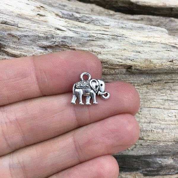 Breloque éléphant qui sera ajoutée à votre bracelet, collier ou boucles d’oreilles