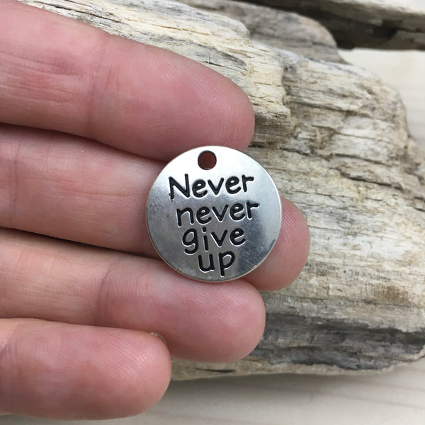 Breloque « never never give up » qui sera ajoutée à votre bracelet, collier ou boucles d’oreilles