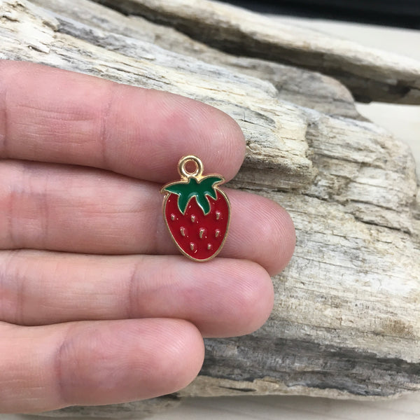 Breloque fraise qui sera ajoutée à votre bracelet, collier ou boucles d’oreilles