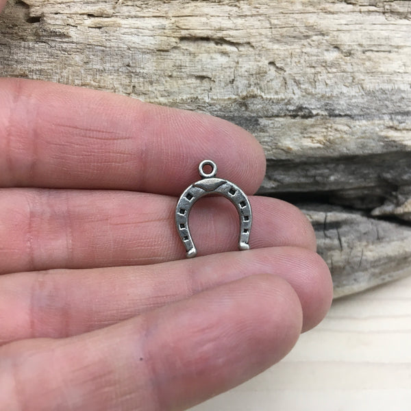 Breloque fer à cheval qui sera ajoutée à votre bracelet, collier ou boucles d’oreilles