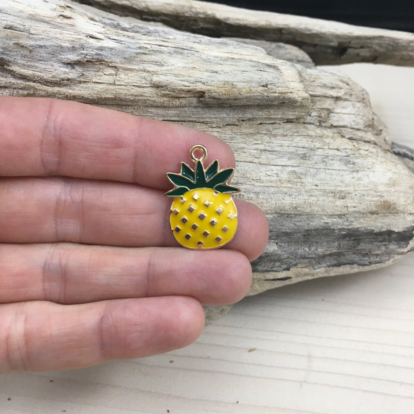 Breloque ananas qui sera ajoutée à votre bracelet, collier ou boucles d’oreille