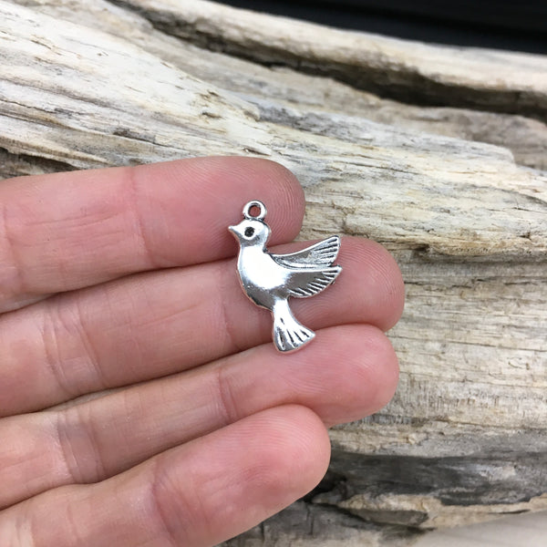 Breloque oiseau qui sera ajoutée à votre bracelet, collier ou boucles d’oreilles