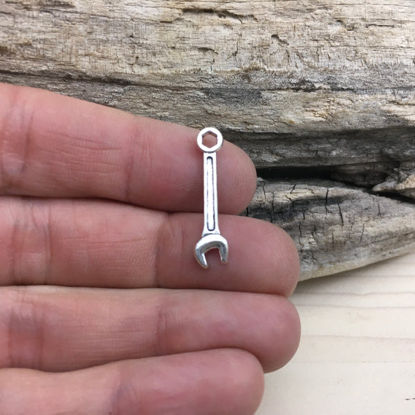 Breloque clé qui sera ajoutée à votre bracelet, collier ou boucles d’oreilles