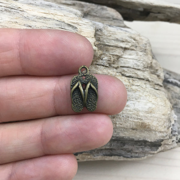 Breloque sandales qui sera ajoutée à votre bracelet, collier ou boucles d’oreilles