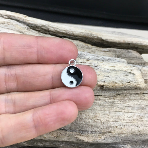 Breloque yin yang qui sera ajoutée à votre bracelet, collier ou boucles d’oreilles