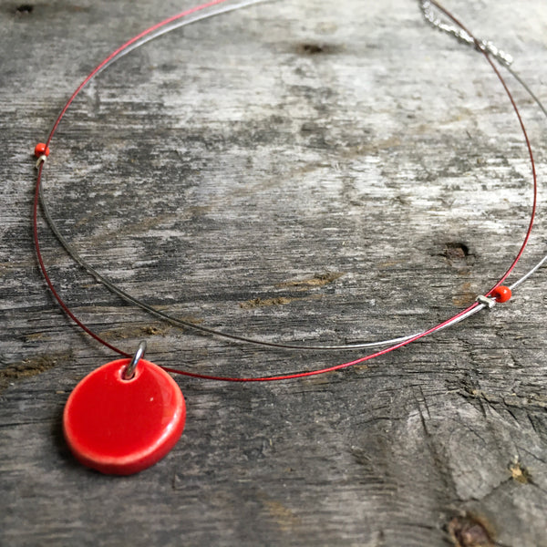 Collier rouge avec pièce de céramique