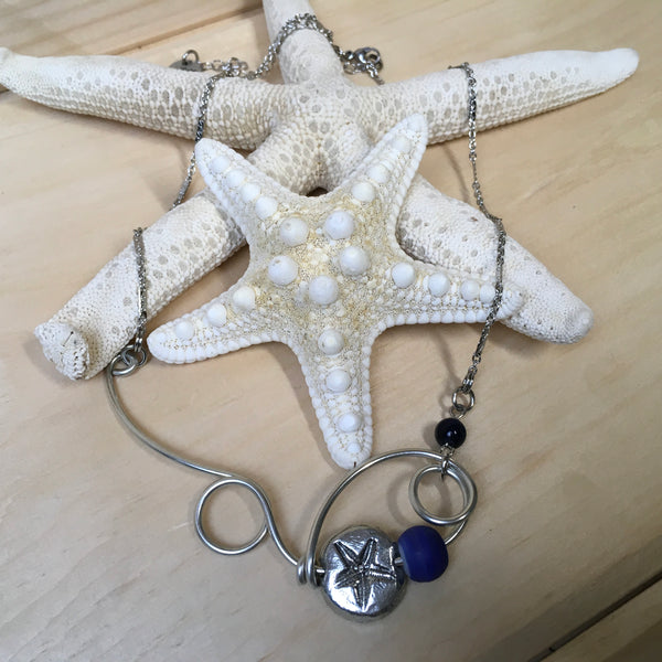 #186 Collier avec étoile de mer et billes bleues