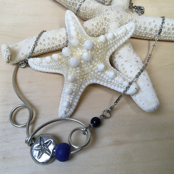 #186 Collier avec étoile de mer et billes bleues