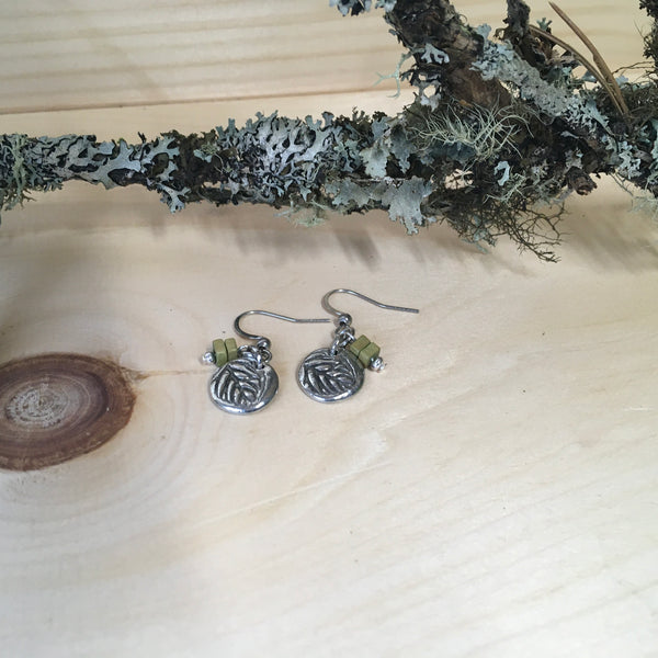 #47 Boucles d’oreilles avec empreinte de feuilles et billes de bois vertes