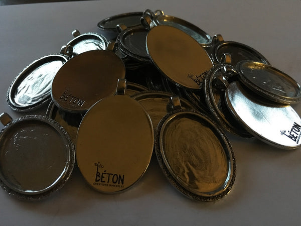 Cabochons réalisés en 3D et coulés en étain pour Kristel Côté de l’entreprise fée béton