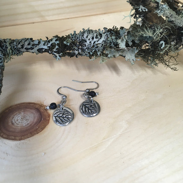 #50 Boucles d’oreilles avec empreinte de feuilles et billes de bois noires