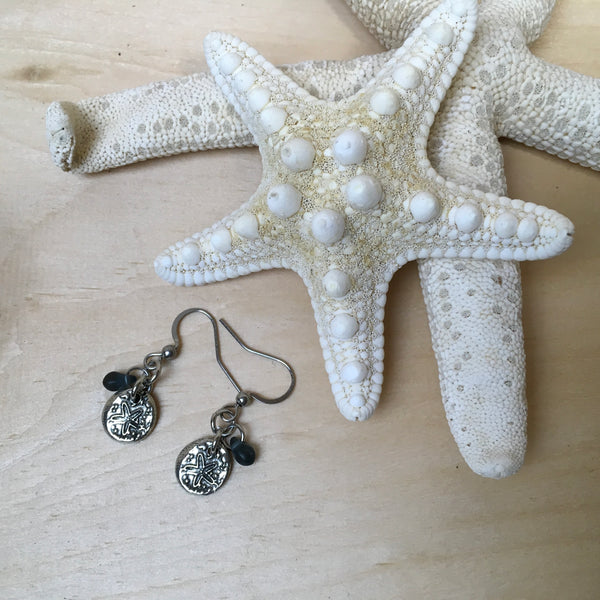 #132 Boucles d'oreilles dollars de sable avec billes bleues